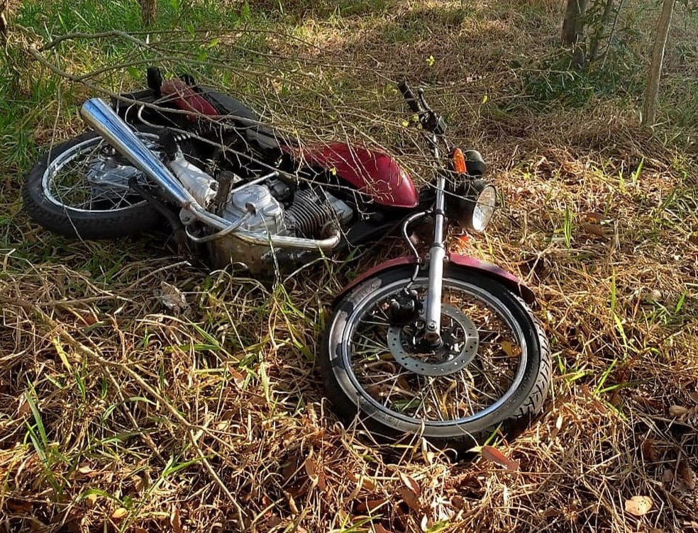 Motocicleta furtada foi localizada caída em mato e devolvida à vítima, em Dracena (SP) — Foto: Polícia Civil