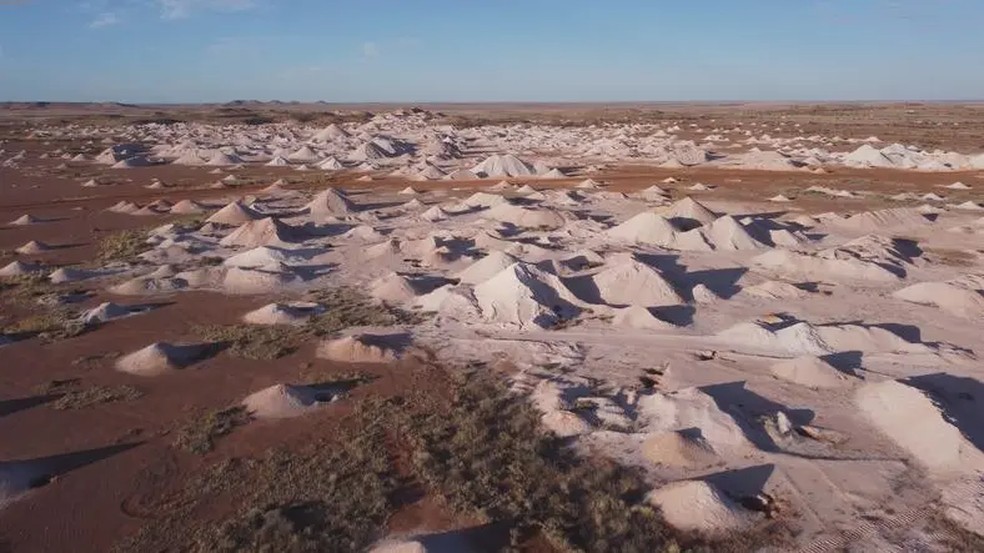 Andar a pé no deserto perto de Coober Pedy pode ser perigoso. O terreno é salpicado de poços de mineração abandonados — Foto: Getty Images/BBC