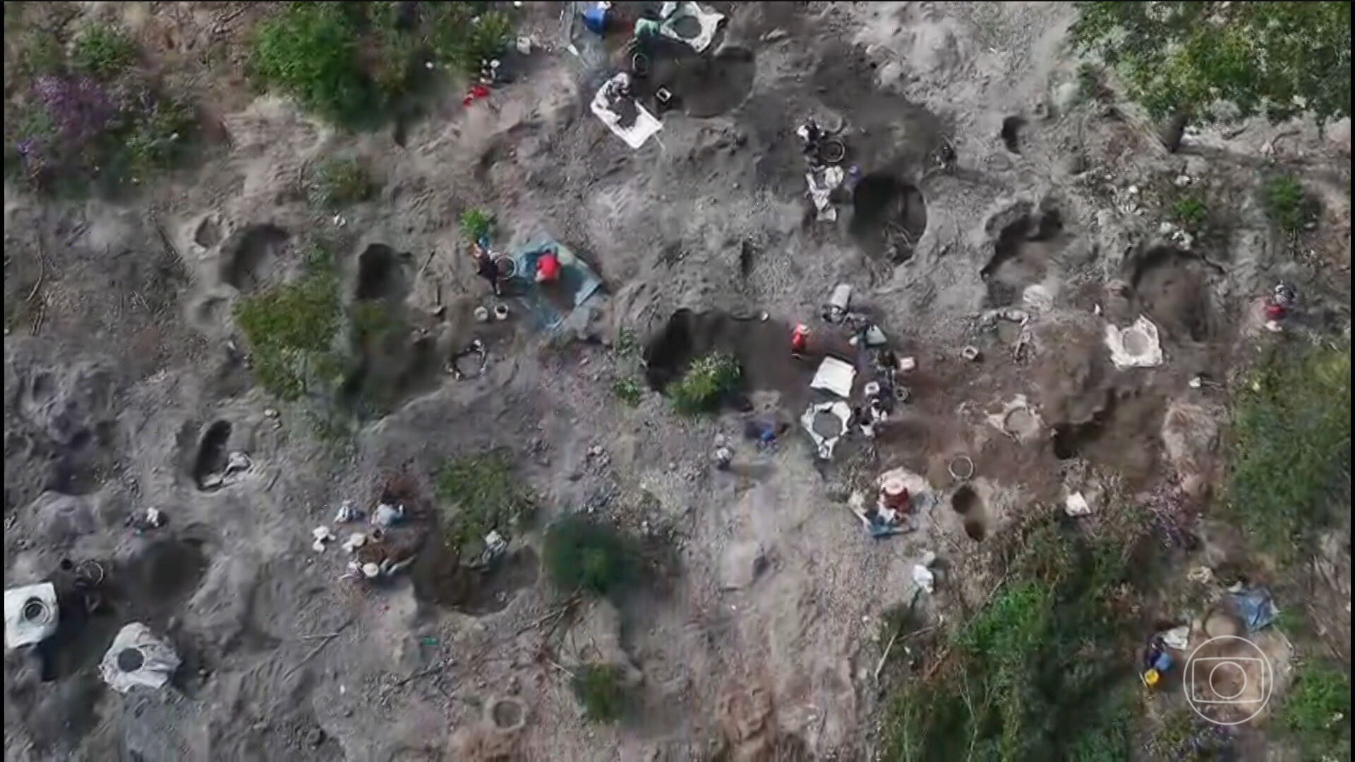 Centenas de garimpeiros ilegais invadem uma fazenda em Goiás