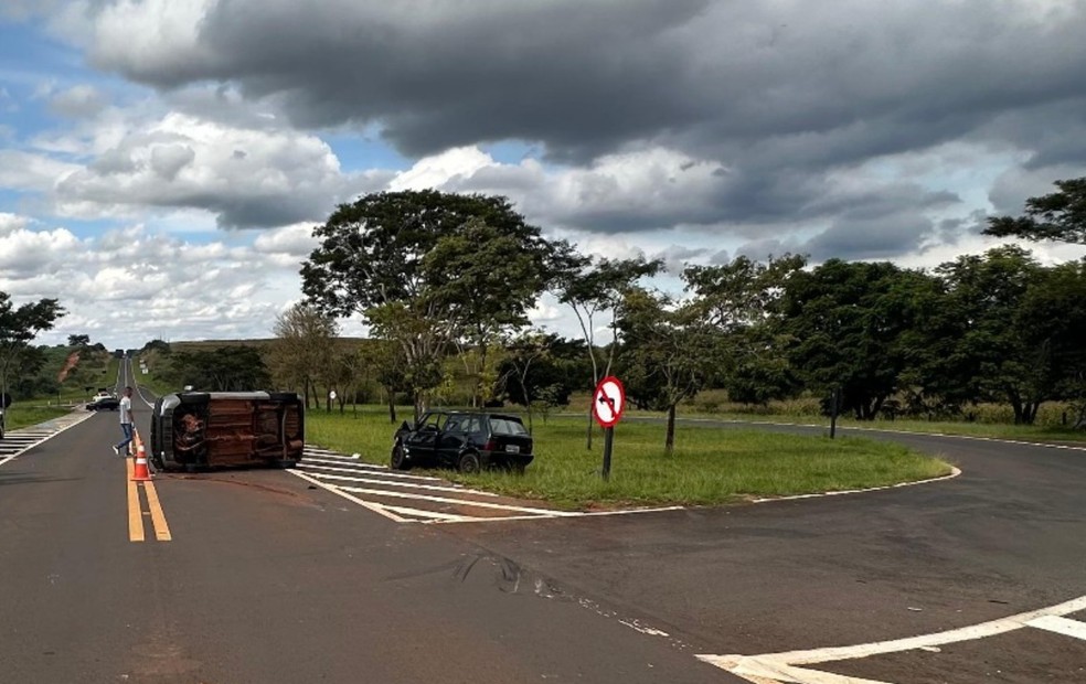 1 de 1
Acidente entre dois carros deixa um morto e tr&ecirc;s feridos no trevo de acesso a Balbinos &mdash; Foto: Pol&iacute;cia Militar Rodovi&aacute;ria/Divulga&ccedil;&atilde;o