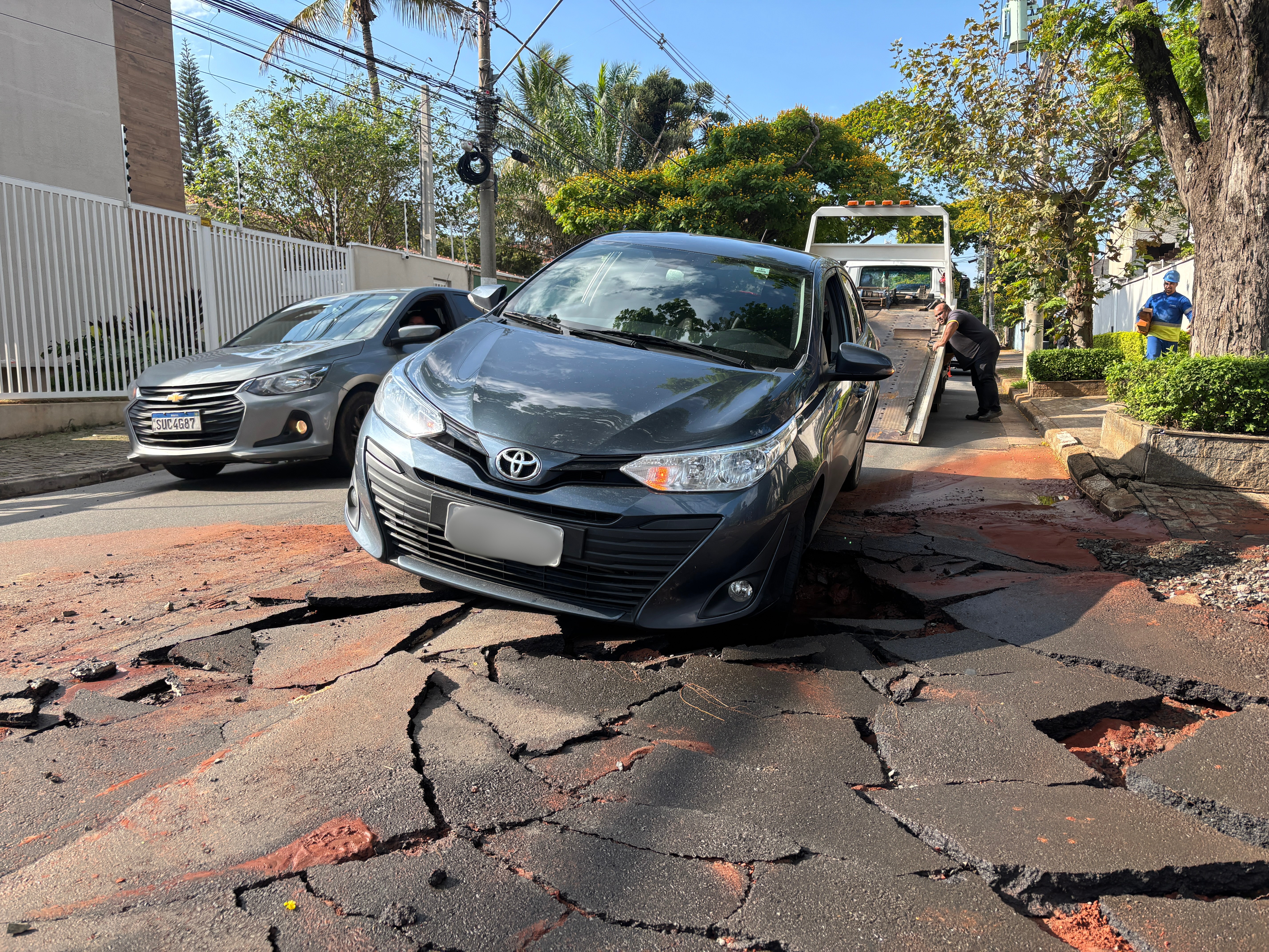 Carro cai em buraco após rompimento de encanamento em Campinas