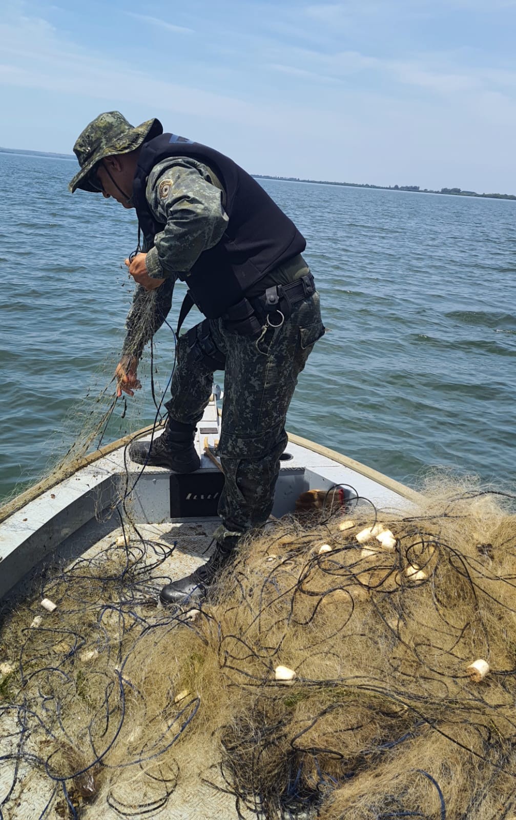 Fiscalização náutica apreende 450 metros de redes de pesca sem identificação no Rio Paranapanema