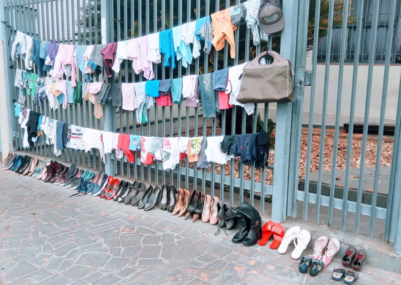 Projeto que doa roupas em varal estendido na rua ganha força após ...