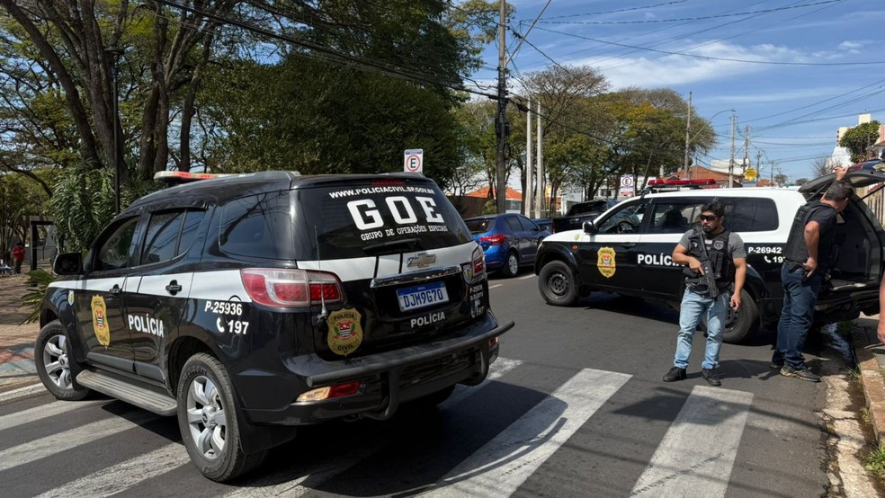 Polícia flagra compra de fuzis por suspeitos de ligação com o crime organizado do RJ — Foto: Polícia Civil/Divulgação