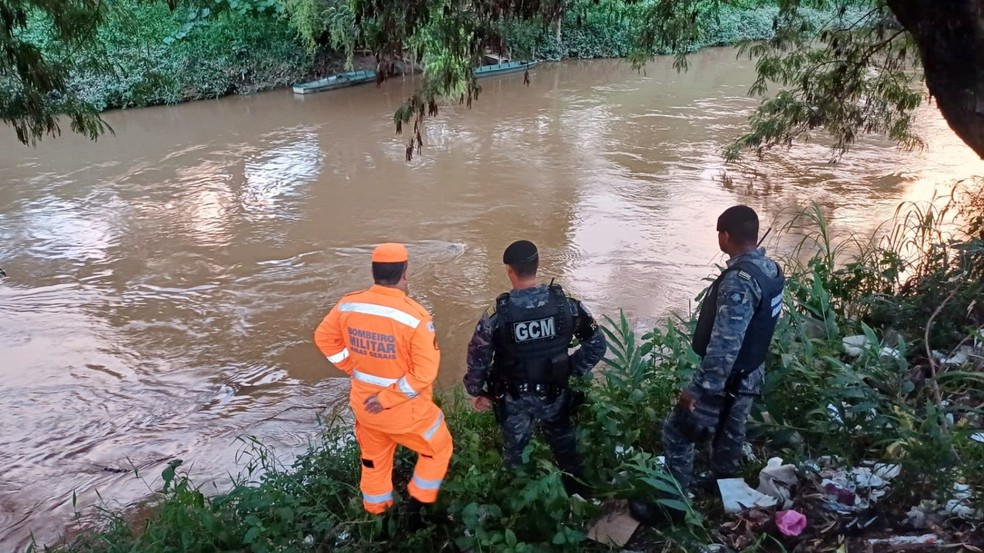 Corpo de homem é encontrado boiando no Rio Sapucaí, em Itajubá, MG — Foto: Guarda Civil Municipal