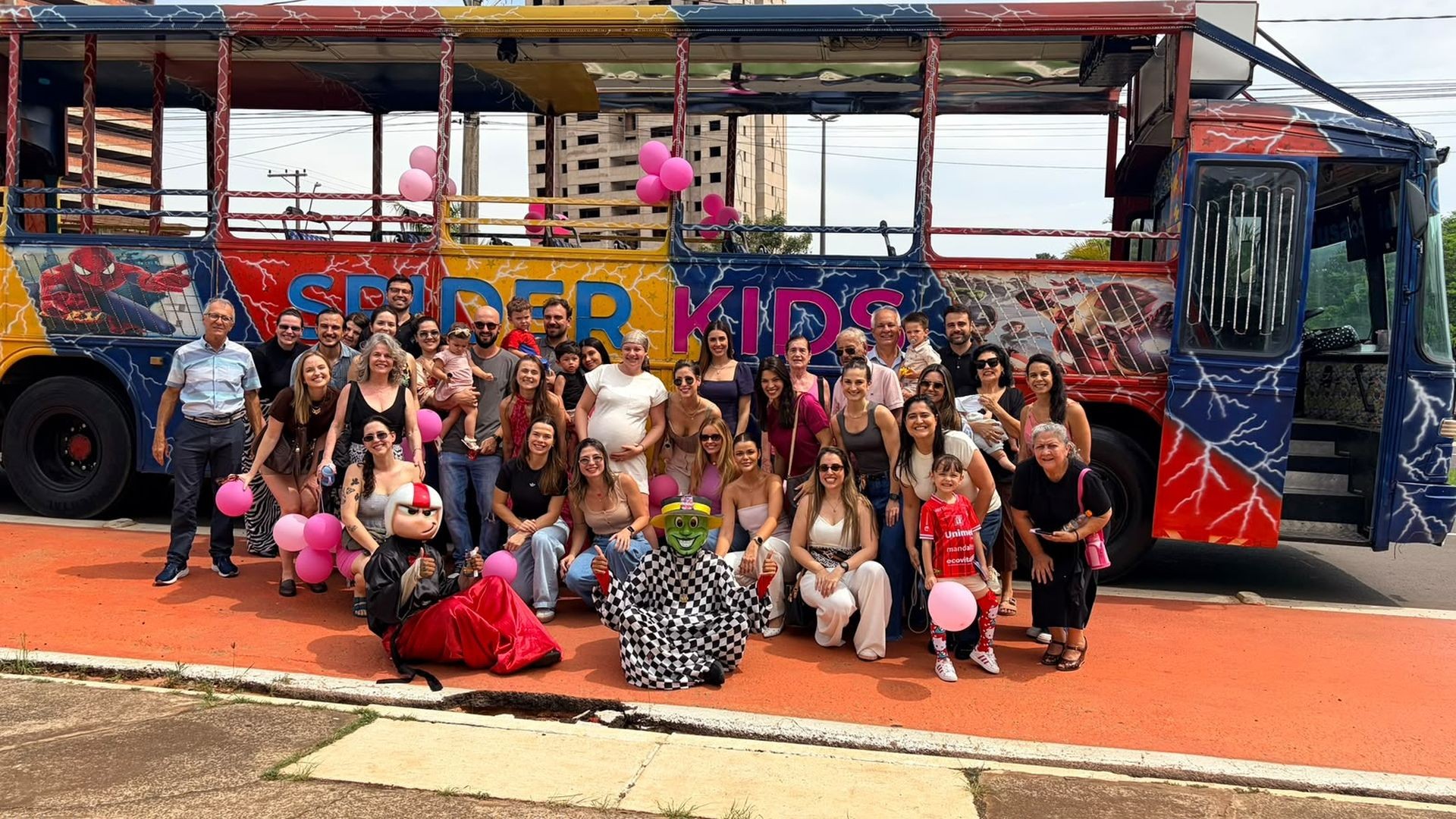 Grávida celebra fim de quimioterapia com passeio em trio elétrico por avenida de Bauru: ‘Sensação de vitória’
