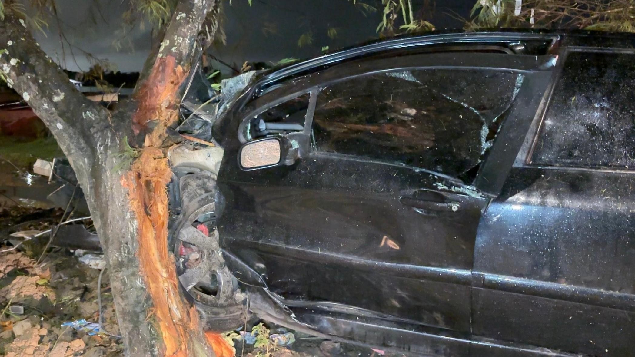 Carro bate em árvore e deixa duas pessoas ficam feridas em João Pessoa