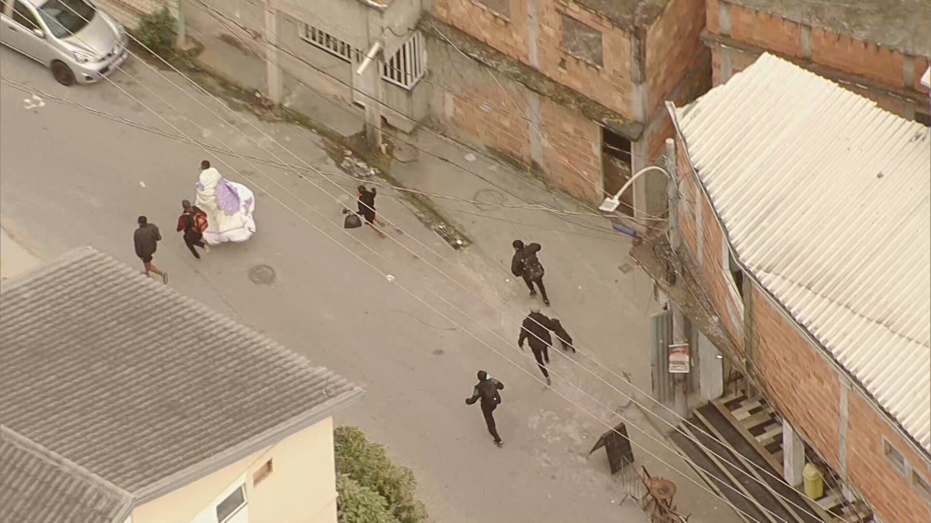 Grupo corre na chegada da polícia na comunidade do Mandela, na Zona Norte do Rio