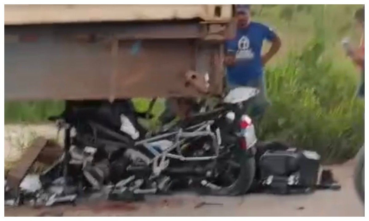 Acidente entre motocicleta e carreta deixa uma pessoa morta na rodovia AM-010