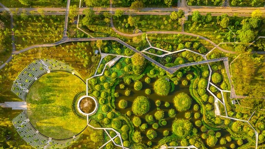 Parques urbanos, corredores verdes: veja obras de arquiteto chinês que morreu em acidente aéreo no MS - Em entrevista ao Fantástico, o chinês Kongjian Yu explicou como a tecnologia criada por ele se tornará essencial com extremos climáticos cada vez mais frequentes.