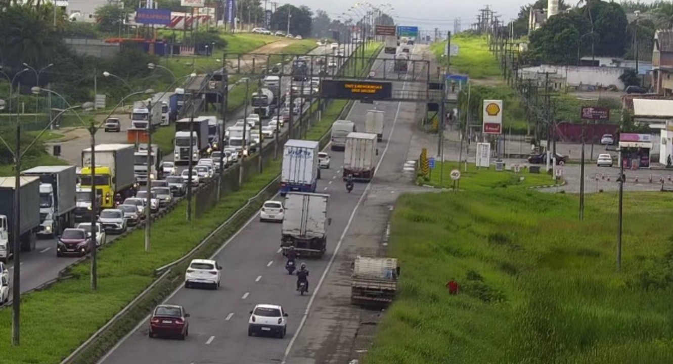 Movimento de veículos na BR-324 é intenso às vésperas do São João