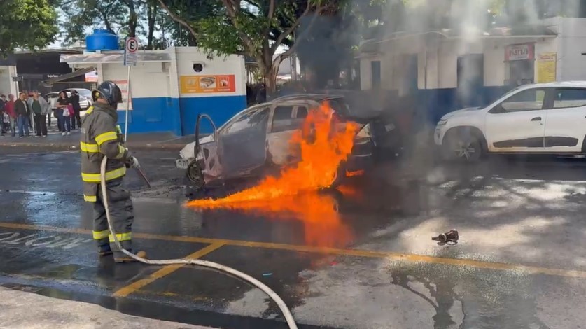 Três carros e duas motos pegam fogo no Centro de Indaiatuba 