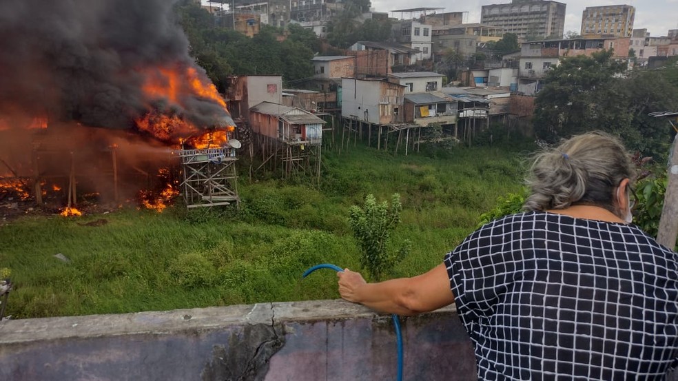 Incêndio destrói casas na Zona Sul de Manaus — Foto: Lucas Bello, da Rede Amazônica