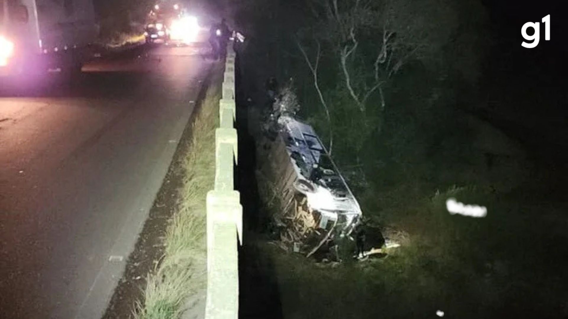 Ônibus com passageiros despenca de ponte no RS, deixando uma pessoa morta e sete feridas