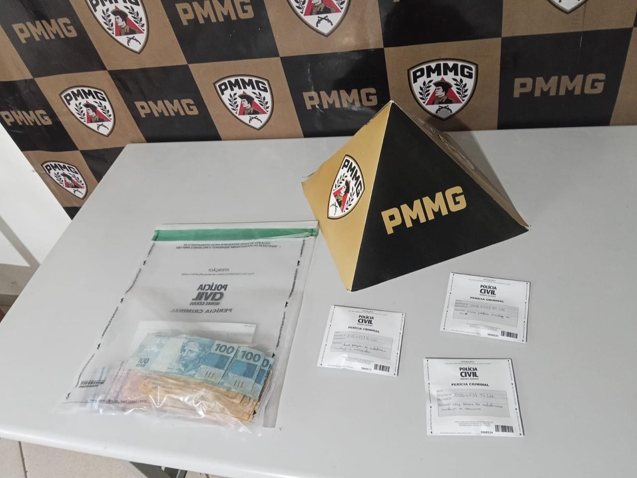 Homem sai de barraco abandonado com bolsa e acaba preso com drogas e quase R$ 3 mil em Engenheiro Caldas