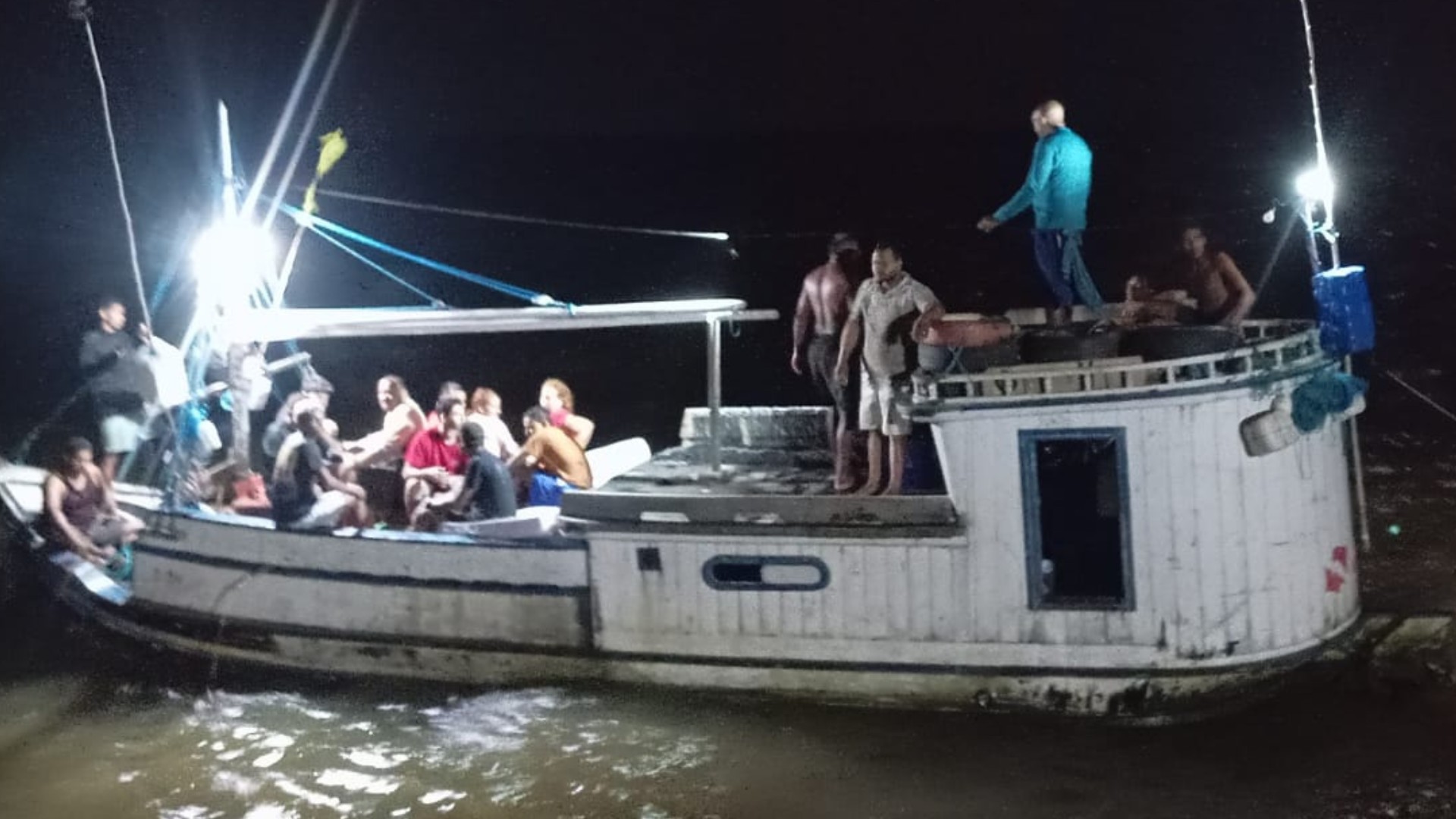 Barco com 15 pessoas a bordo naufraga na baía do Marajó; todos são resgatados