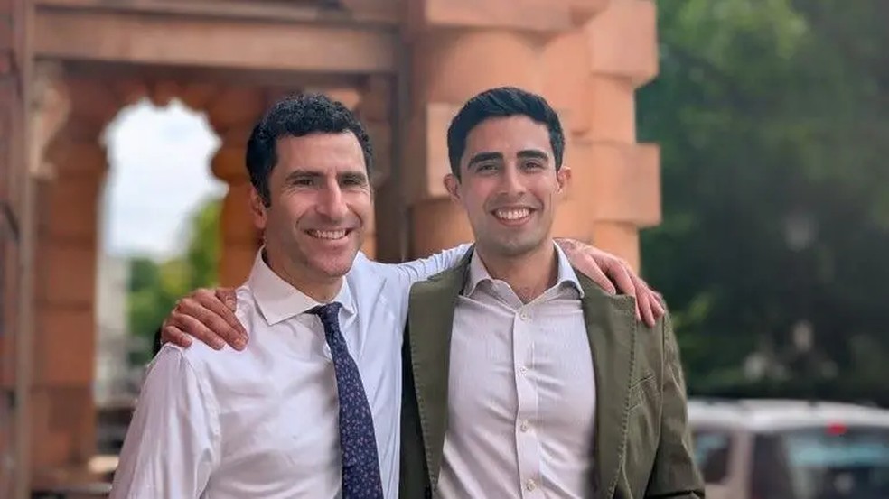 Os neurocirurgiões professor Hani Marcus e Danyal Khan realizaram a cirurgia no Hospital Nacional de Neurologia e Neurocirurgia — Foto: UCH via BBC