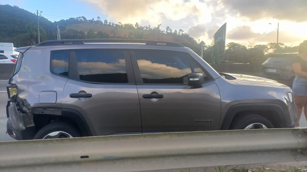 Carro Renegade foi atingido durante fuga na BR-101 em Balneário Camboriú — Foto: Polícia Militar/Divulgação