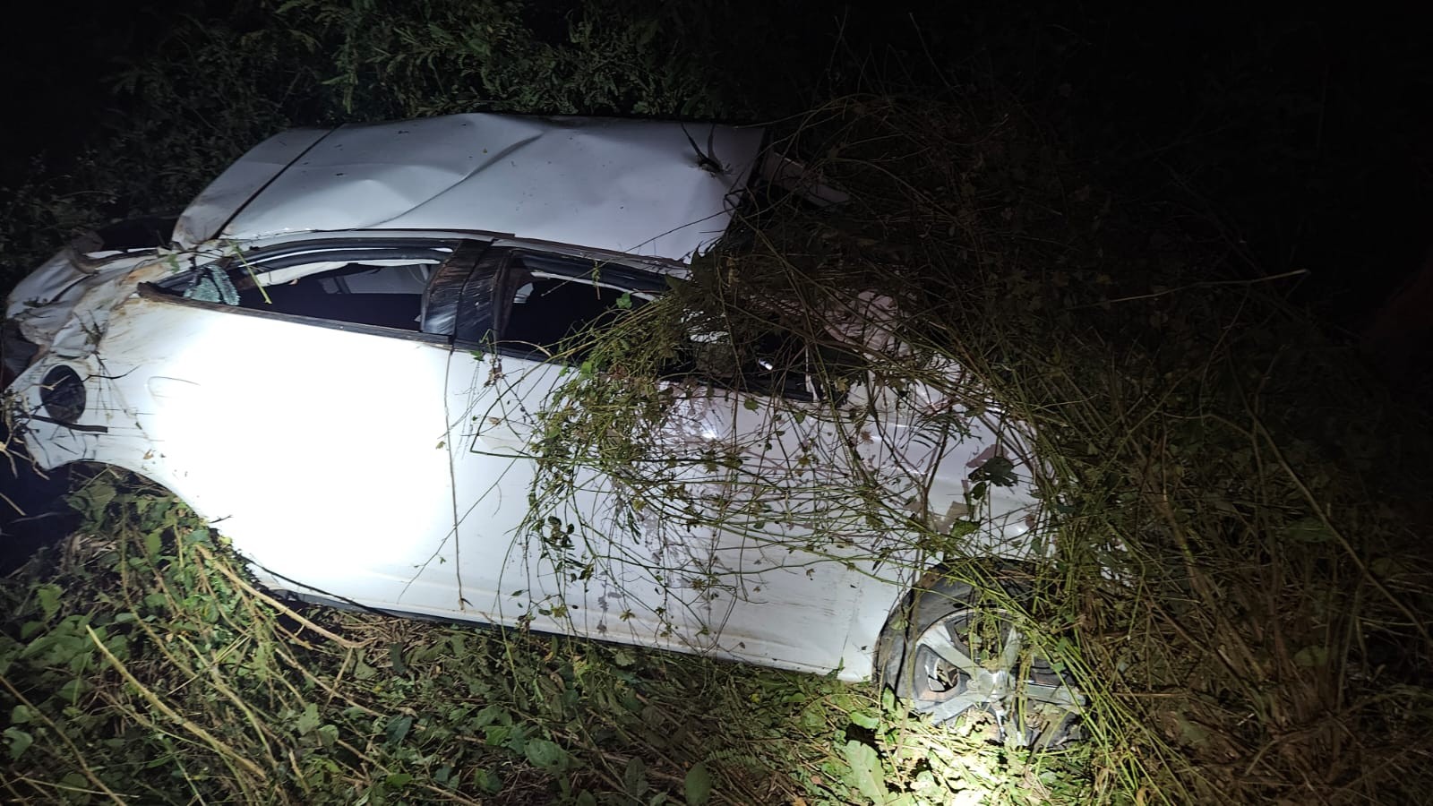 Homem morre após moto colidir com carro e descer barranco na BR-226, em Matões