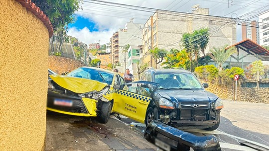 Criança fica ferida em batida entre carro e táxi no bairro Bom Pastor, em Juiz de Fora