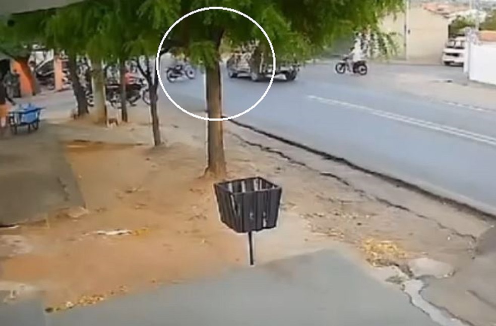 Motociclista avança via preferencial e bate em viatura da polícia em Canindé. — Foto: Reprodução