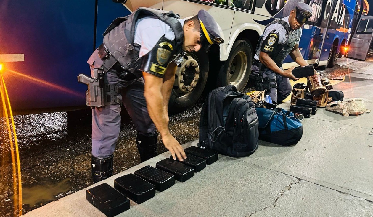 Ao esconder tabletes de pasta base de cocaína em fundos falsos de garrafas térmicas, casal boliviano é preso em Presidente Prudente