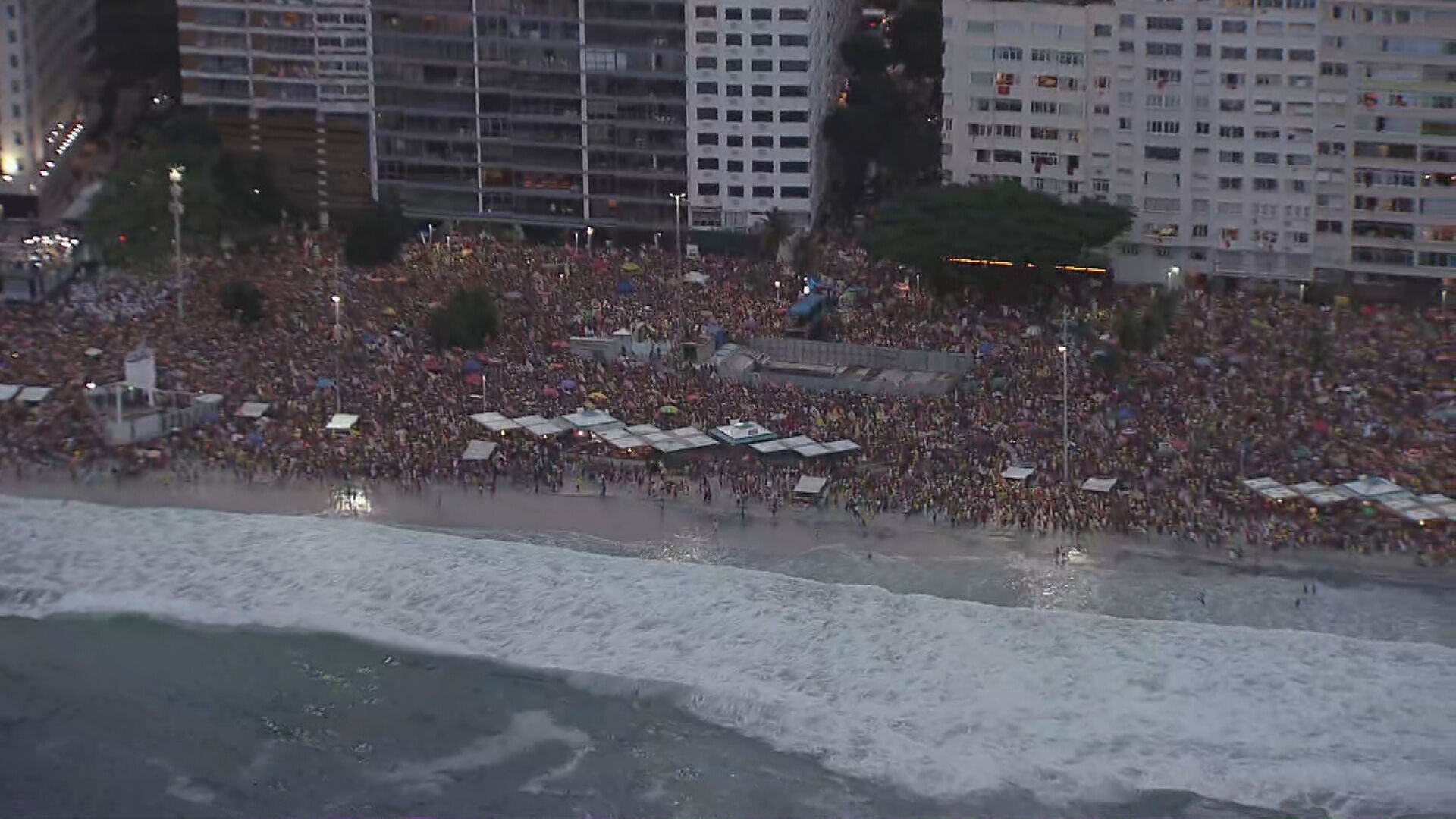 Apoiadores de Lula protestam em ato com Caetano Veloso, Djavan, Jorge Vercillo e outros artistas em Copacabana
