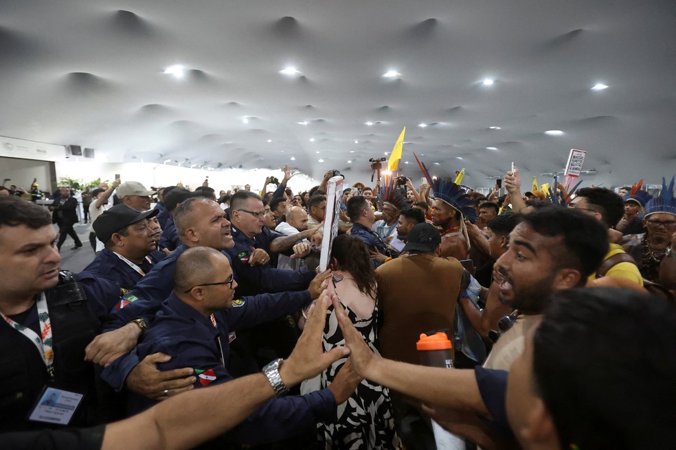 Protesto na COP — Foto: Anderson Coelho/Reuters