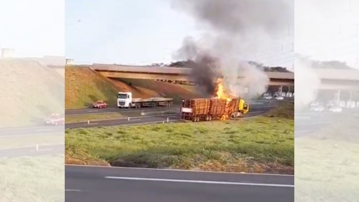 Caminhão carregado com madeira pega fogo na Rodovia Marechal Rondon em Bauru