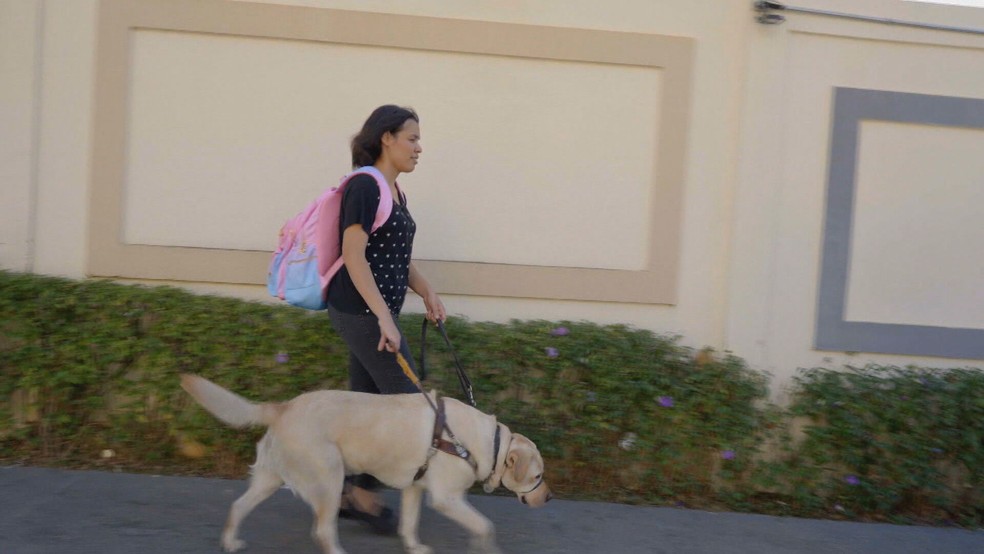 Jady Oliveira e cão guia Wally — Foto: Reprodução/TV Globo