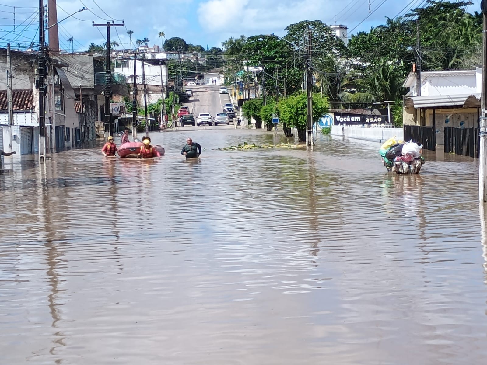 Moradores são resgatados pelos bombeiros de bote após alagamento em Santa Rita, PB