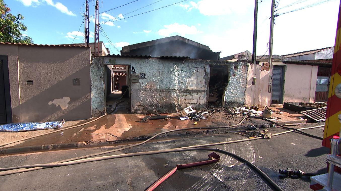 Homem morre durante incêndio em casa na zona Norte de Ribeirão Preto, SP