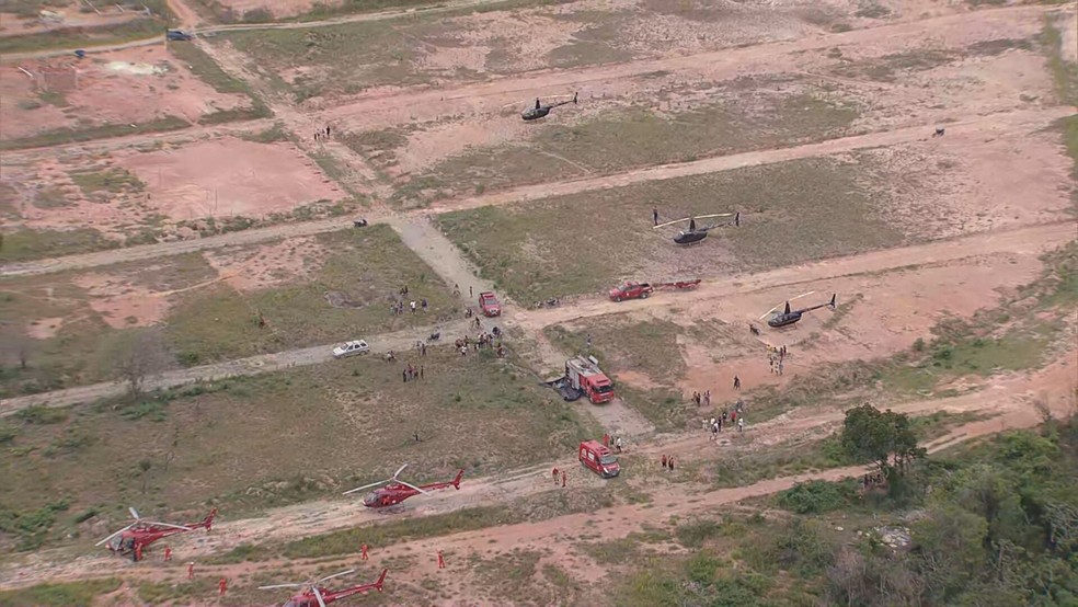 Bombeiros se preparam para resgate em Guaratiba após queda de helicóptero — Foto: Reprodução/RJ1