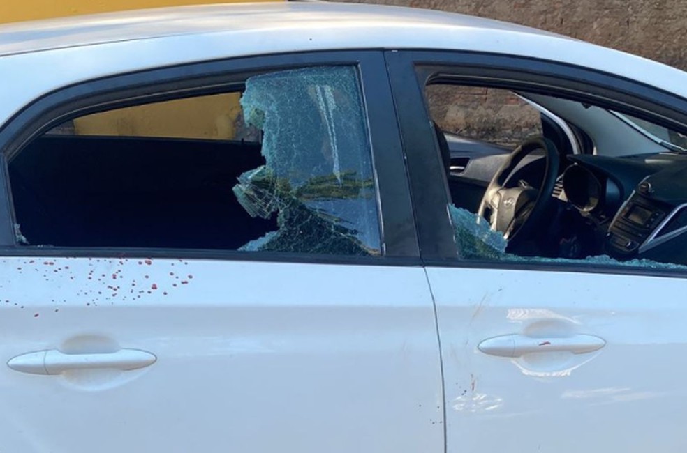 Vidro de carro quebrado; confusão entre motorista e passageira terminou com mulher esfaqueada, em Campo Grande — Foto: Osvaldo Nóbrega