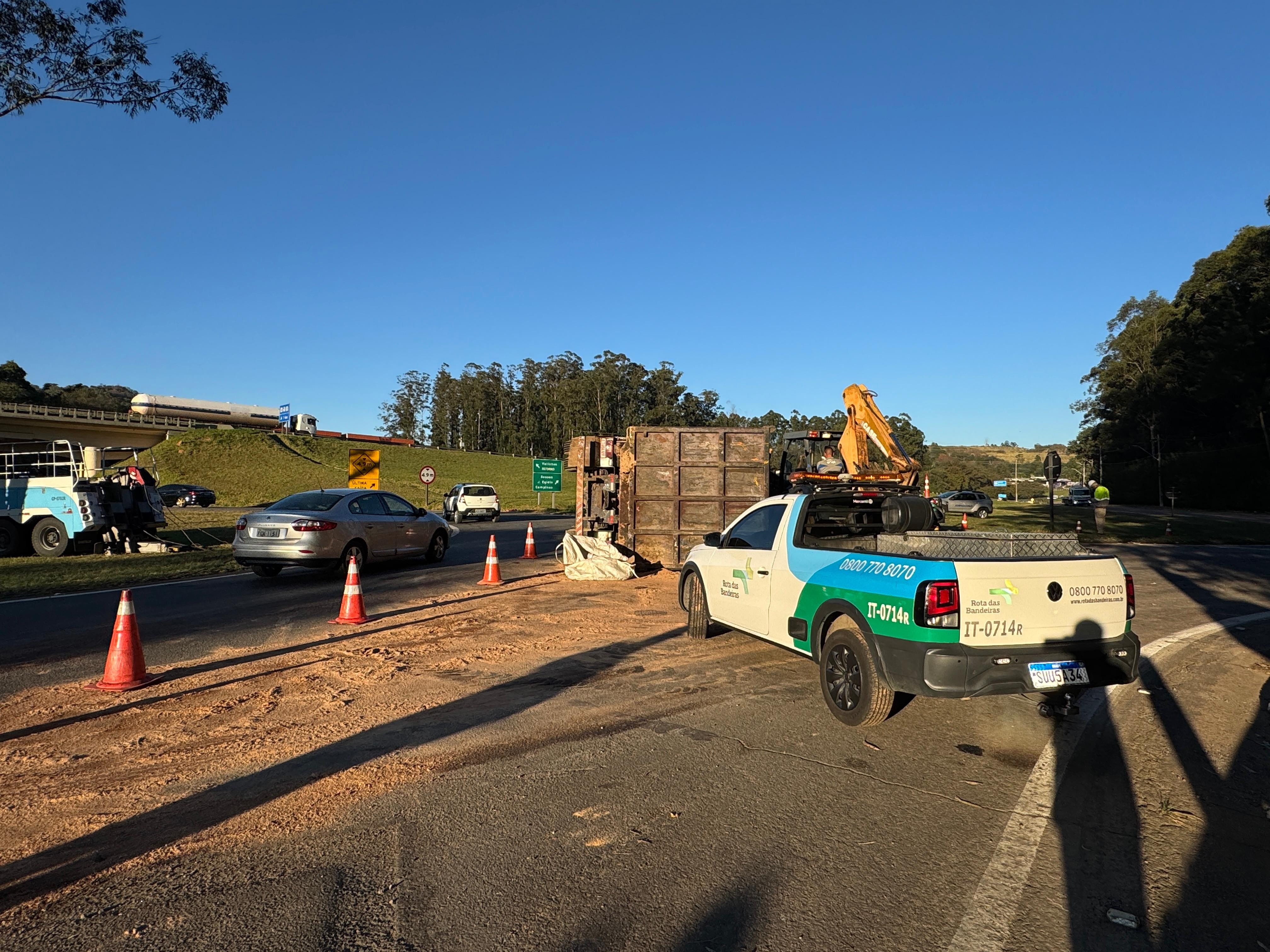 Caminhão carregado com sucata tomba em rotatória de acesso à Rodovia D. Pedro, em Valinhos 