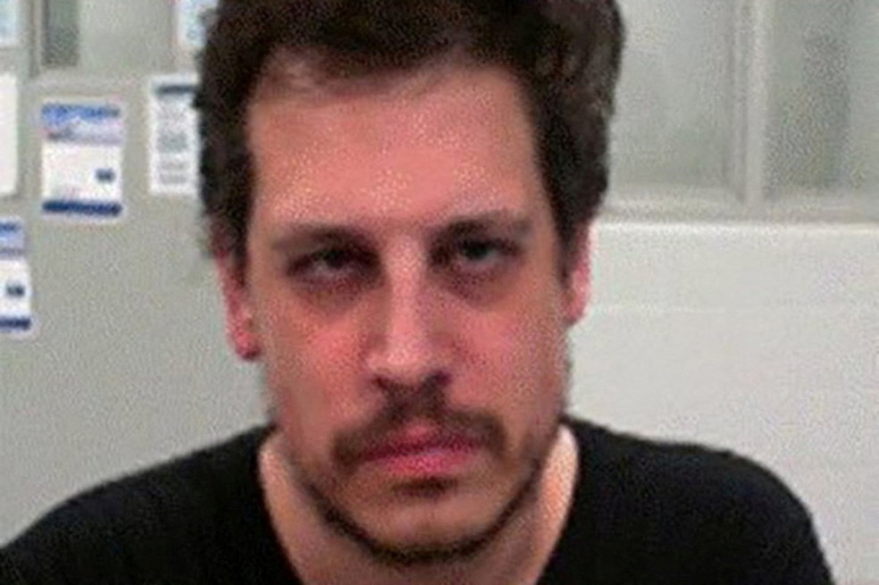 Milo Yiannopoulos posa para foto após ser preso por agentes federais de imigração no Aeroporto Internacional Louis Armstrong de Nova Orleans. — Foto: Departamento de Segurança Interna/Divulgação via REUTERS