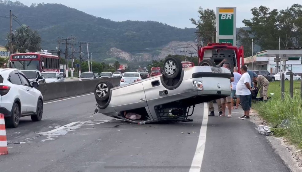 Dois carros capotaram na tarde deste sábado (3) no km 15 da RJ-106, na altura de Inoã, em Maricá — Foto: Adriano Marçal/arquivo pessoal