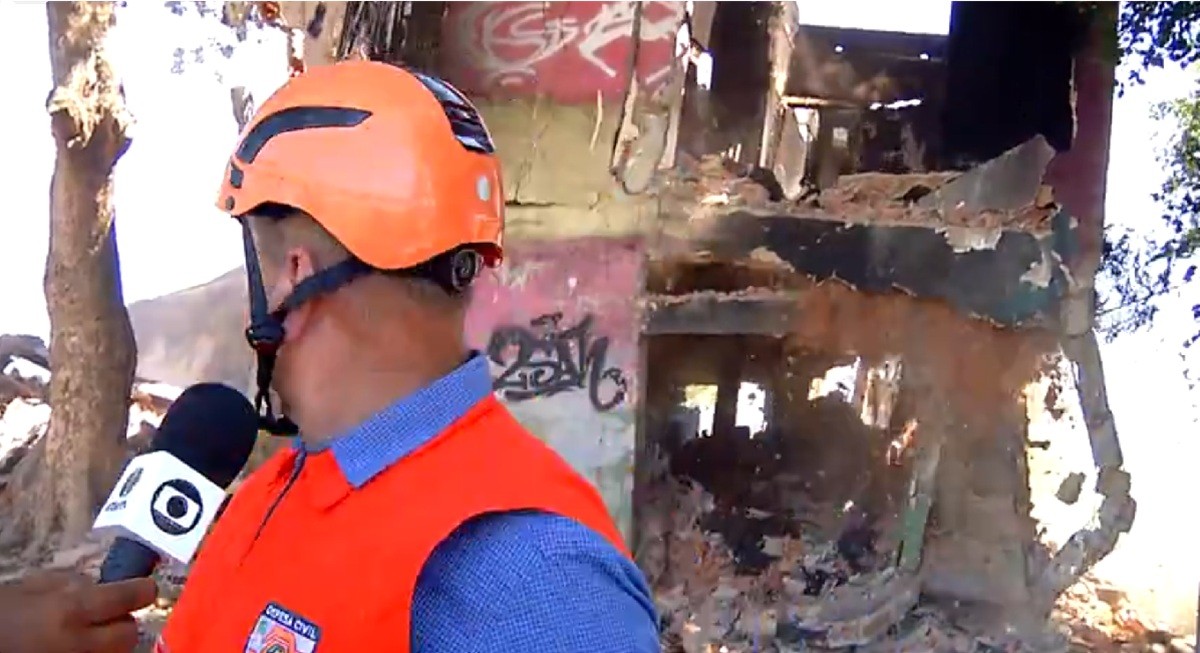 Estrutura de imóvel desaba durante entrevista para telejornal em Campos