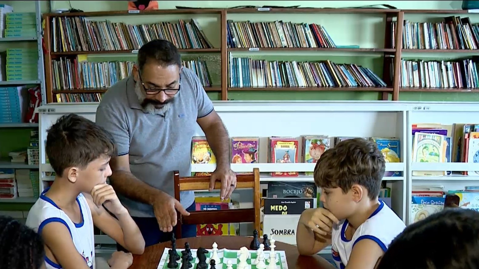 Projeto de xadrez ensina histria, matemtica e at educao fsica para estudantes de escola pblica no ES