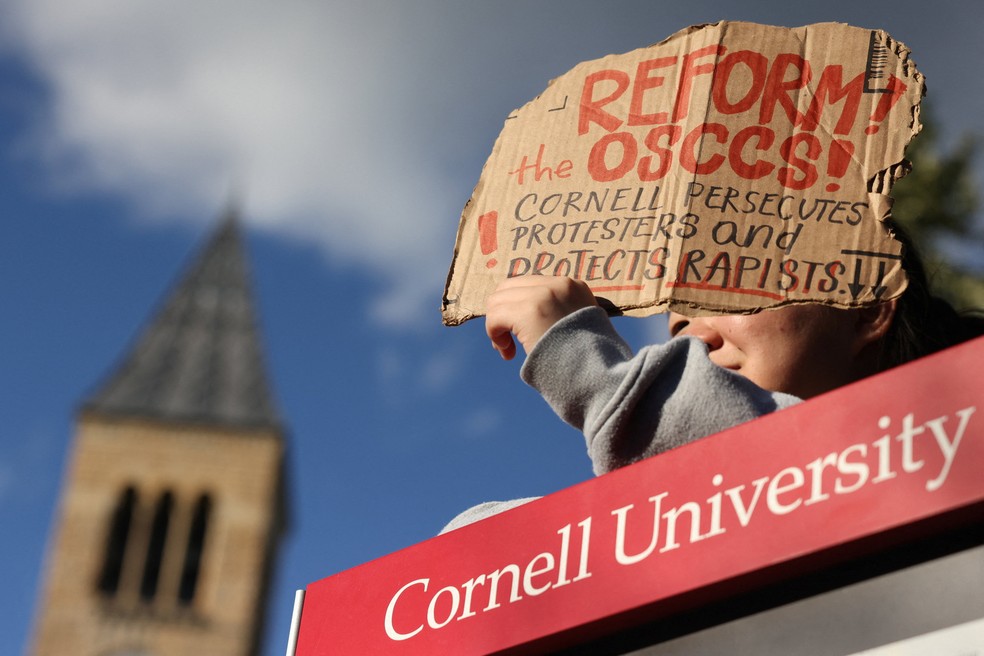 Manifestante segura cartaz que diz "Cornell persegue manifestantes e protege estupradores". — Foto: Lauren Petracca/Reuters