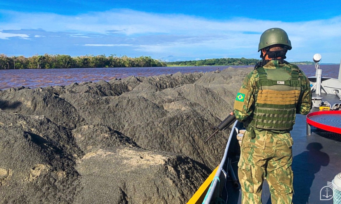 4 mil toneladas de minério em pó são apreendidas em operação da Marinha em empurrador que saiu de Santarém