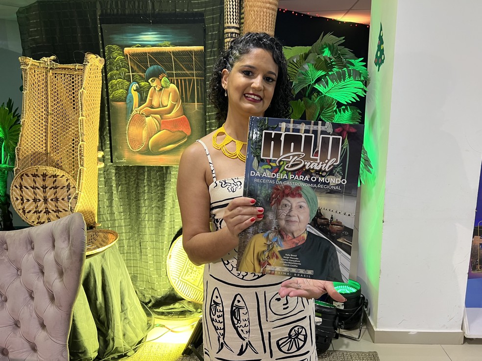 Gersika Nascimento, uma das autoras do livro de Kalu Brasil, lançado nesta terça-feira (3) — Foto: Caíque Rodrigues/g1 RR