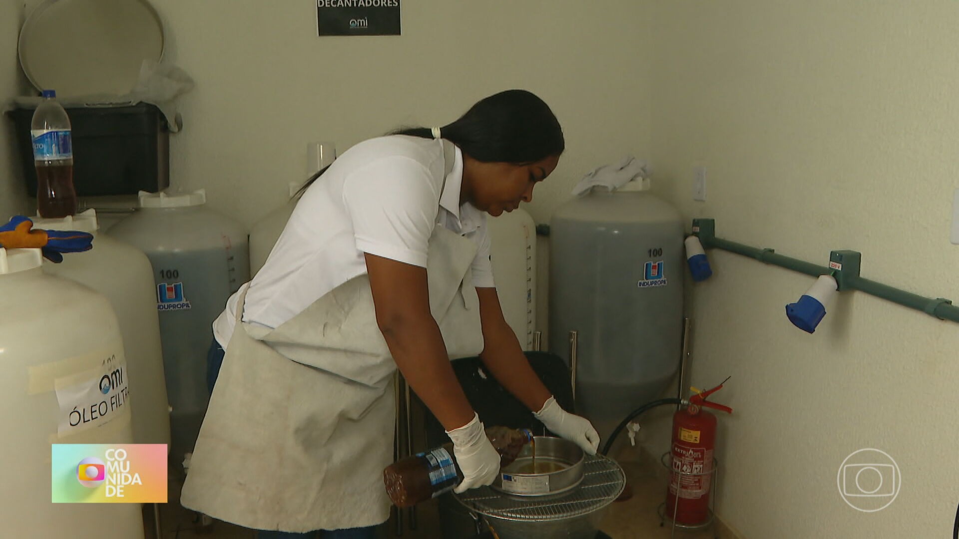 Na Mangueira, projeto transforma óleo de cozinha usado em sabão ecológico e ajuda no tratamento de esgoto