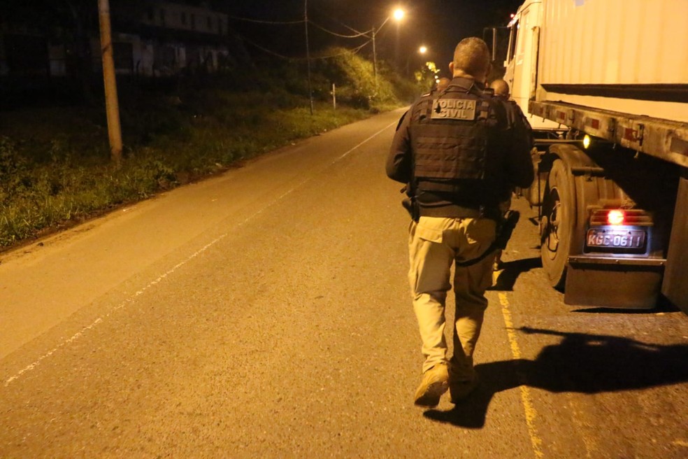 Três policiais ficam feridos e dois suspeitos morrem após confronto no bairro de Valéria, em Salvador — Foto: Divulgação/SSP-BA