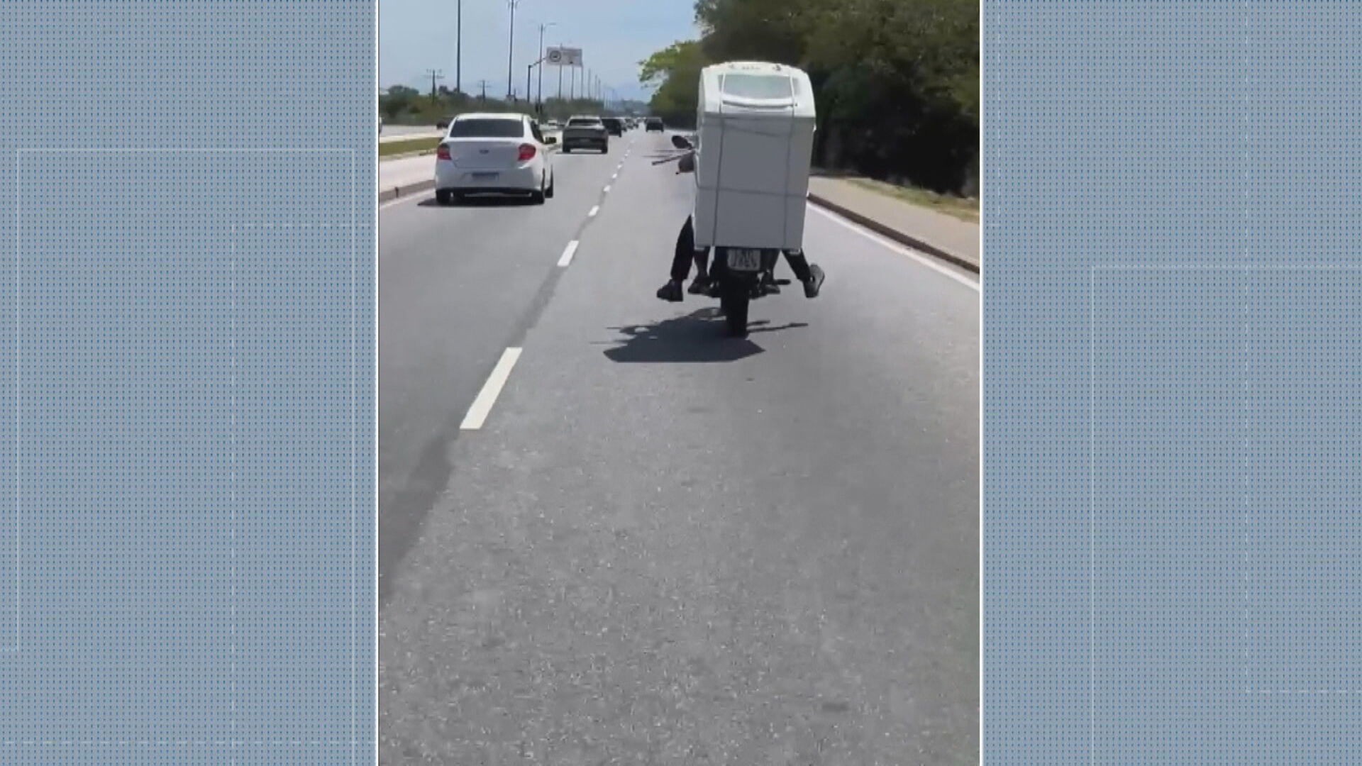 VÍDEO: condutor transporta máquina de lavar na garupa de moto em Guaratiba, Zona Oeste do Rio