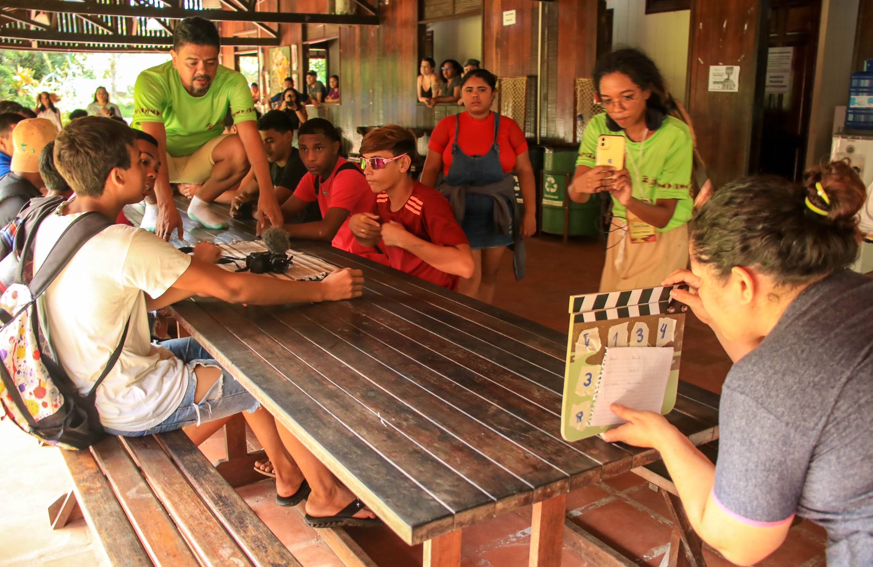 Cineastas ribeirinhos: alunos de escola pública estreiam no cinema com documentário sobre o Festival do Açaí