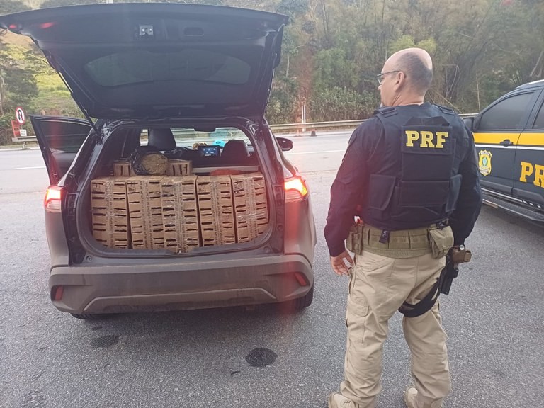 Policia Rodoviária Federal resgata 260 aves silvestres e apreende maconha em Três Rios
