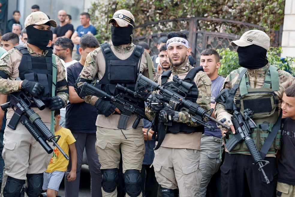 Homens aparecem armados em funeral de dois palestinos mortos nos ataques em Jenin no dia 11 de outubro de 2023 — Foto: Raneen sawafta/REUTERS