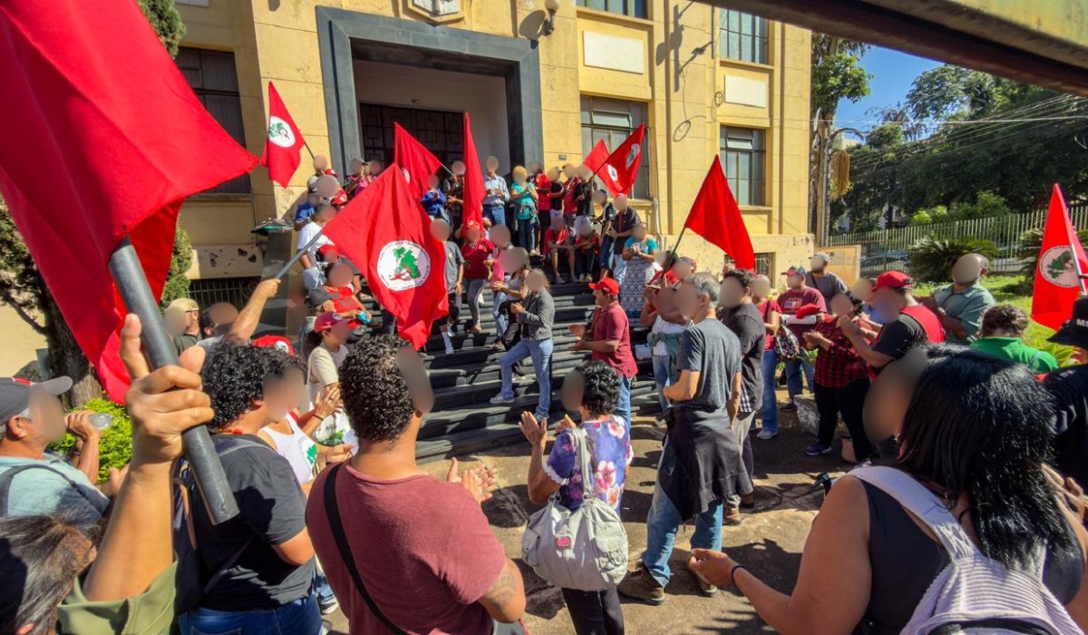 Integrantes do MST ocupam sede da Procuradoria do Estado em Presidente Prudente em mobilização por reforma agrária