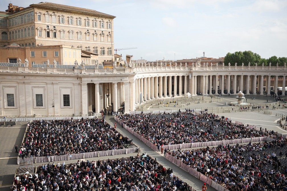 Público se reúne na Praça de São Pedro no dia da trasladação do corpo do Papa Francisco — Foto: Guglielmo Mangiapane/Reuters